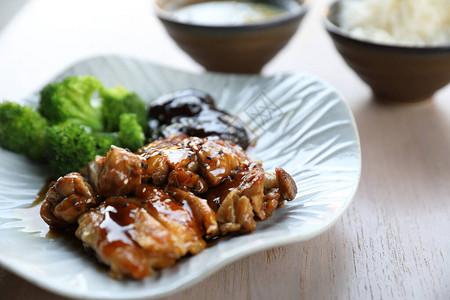 日本食品木背景上的鸡肉红烧饭图片