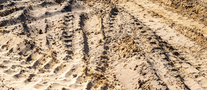黄沙上的车辆轨迹纹理或背景图片