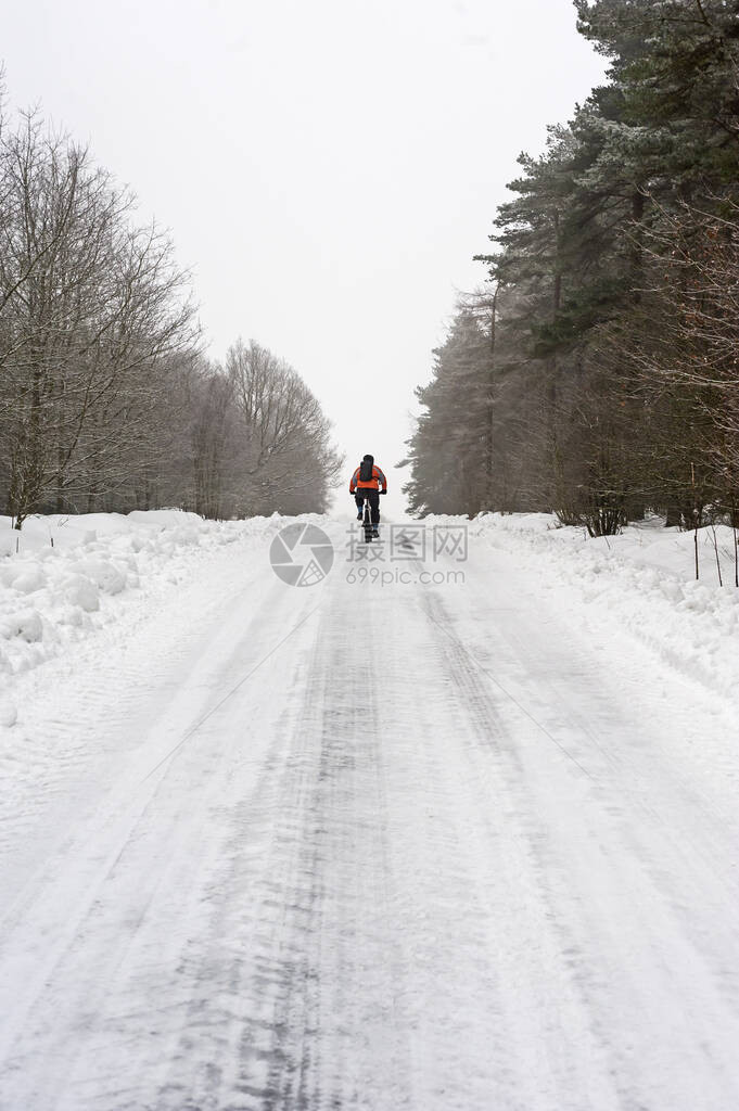 骑在边远的雪地上骑着自行车的C图片