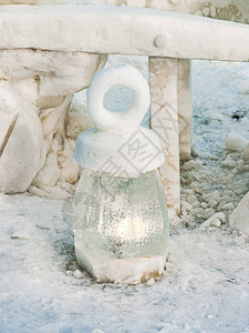 闪亮的冰灯站在雪地上图片
