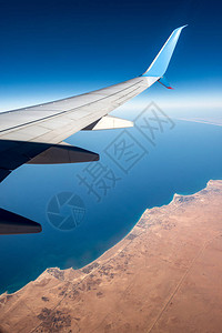 从飞机翼的飞机上看到撒哈拉沙漠和地中海图片