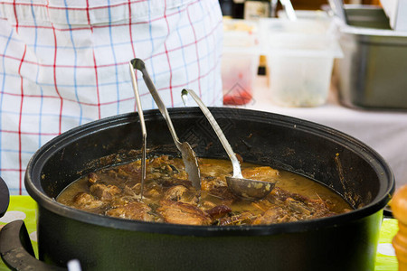 厨师烹饪美味的传统肉汤冷天露天厨房活动图片