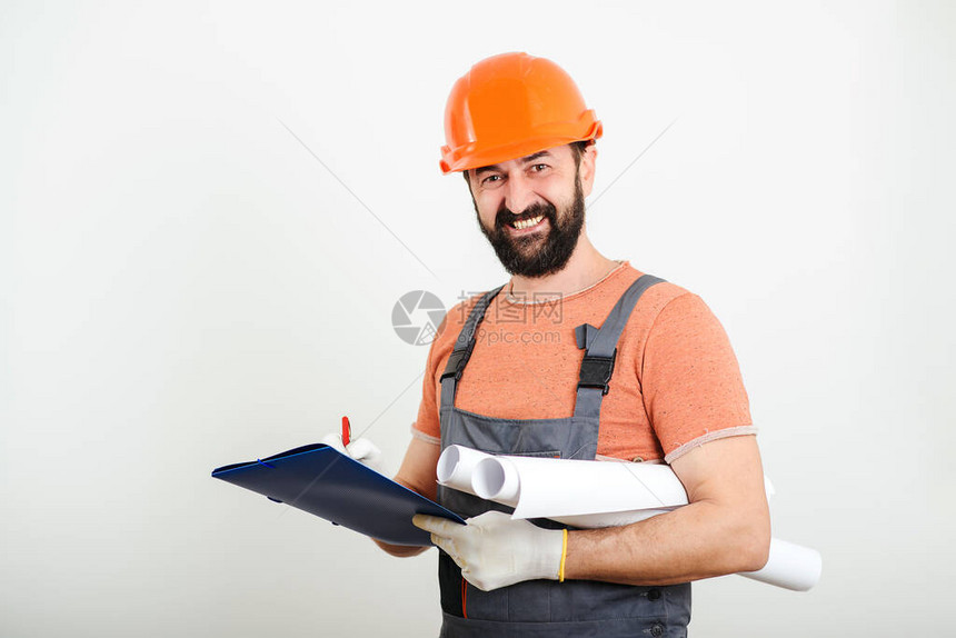 生成器人在剪贴板客户订单上写字家居装修概念带安全帽的专业建设者有胡子的英俊的男建造者商业建图片