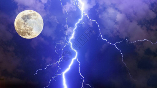 剧烈的雷暴夜空有大闪电云和满月图片