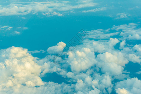 天空和蓬松云宁静概念的背景图片