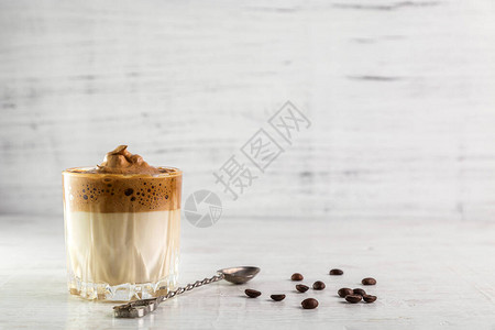 咖啡时髦的毛绒奶油泡咖啡在浅图片