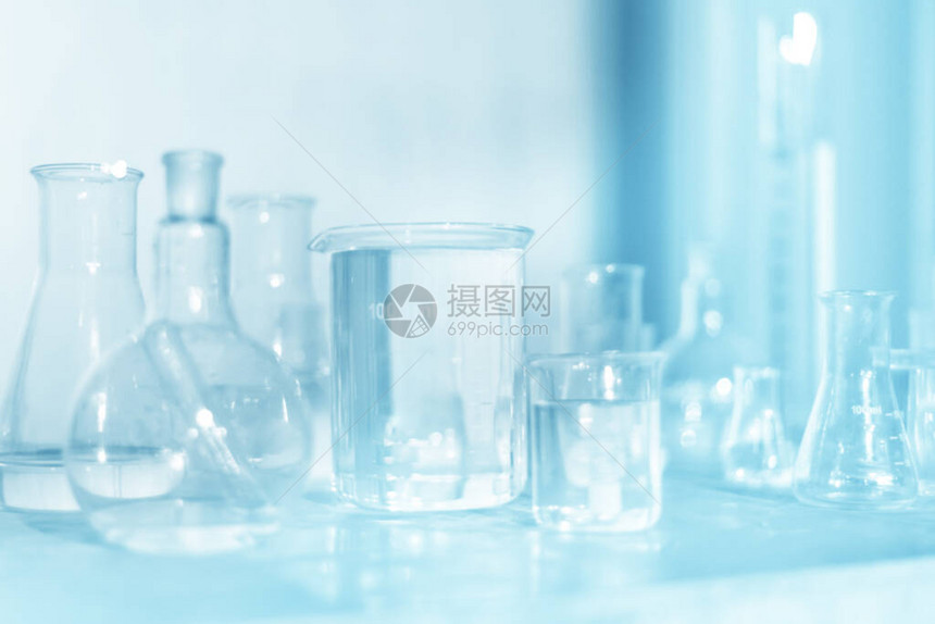 实验室透明玻璃器皿仪器现实风格的化学实验室的空设备烧杯和烧瓶图片