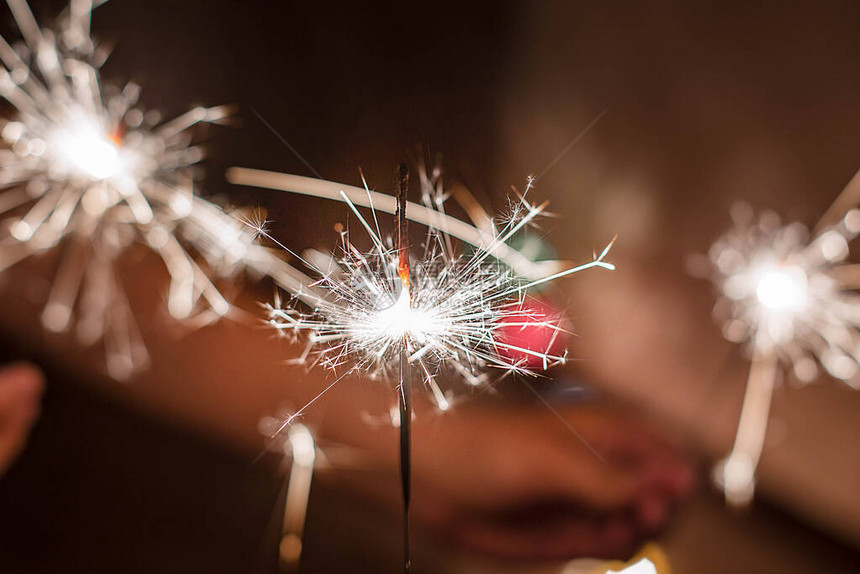 新年快乐圣诞庆典的灯光燃烧的火花烟火套形灯我很高兴能见到图片