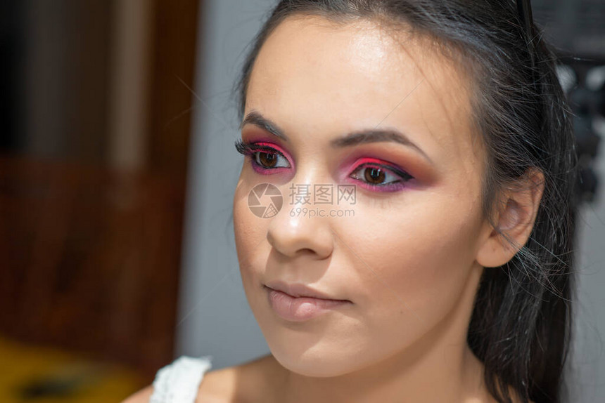 专业化妆后的年轻漂亮女孩化妆师做专业化妆美图片