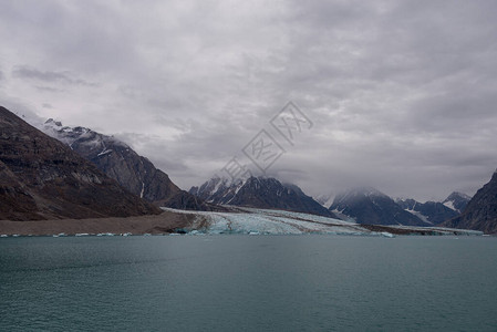 格陵兰风景与山脉和冰川图片