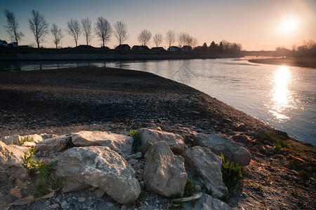 德拉瓦河边的日出特写白色石头大自然中田园诗般的日出日出风景照片图片