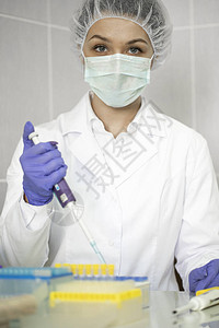 美丽感的聪明科学家实验室技术员助理在研究实验室处理血液样本图片