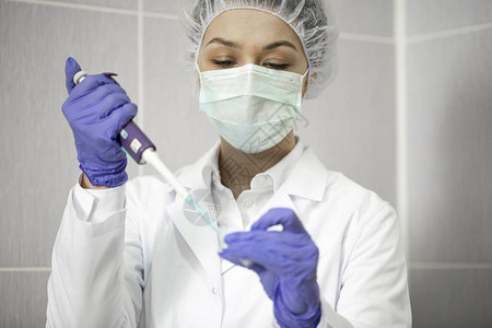 感的浓缩实验室技术员助理在临床实验室处理血液样本图片