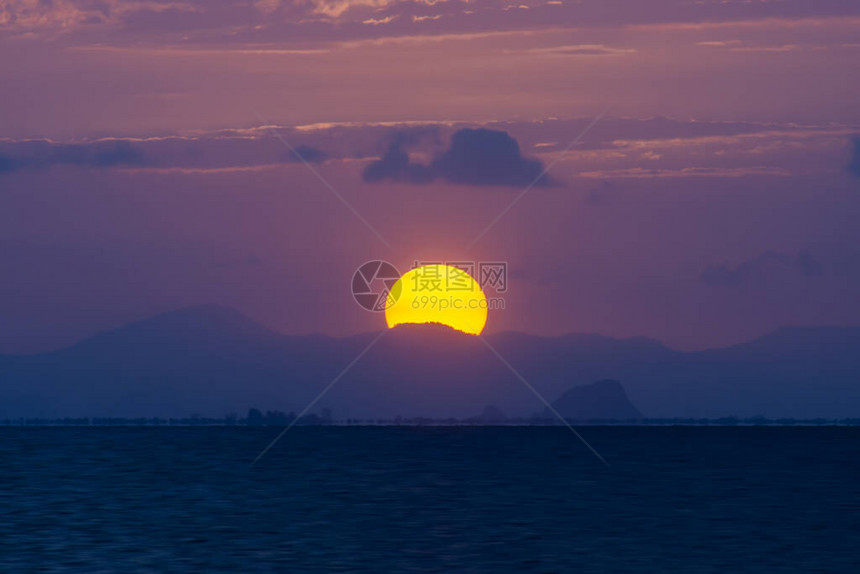 日落时的大太阳正以蓝色时间图片