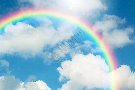 在蓝天的彩虹与云彩图片