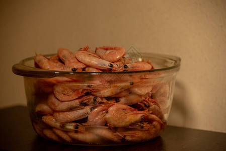 虾煮熟的虾辣虾熟虾很多煮熟的去皮虾健康饮食的概念健康食品图片