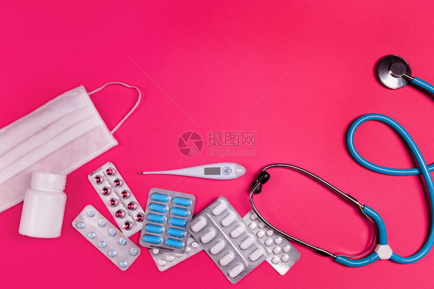 医学和冠状预防概念平躺医疗物品和复制空间文本放置在塑料粉红色背景上面具温度计药片图片