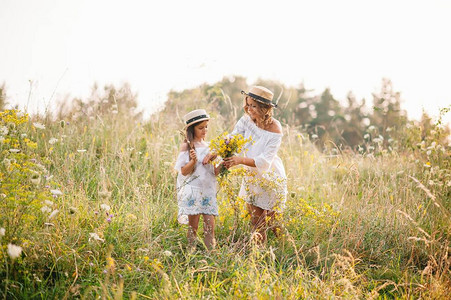母亲和女儿在公园里玩得开心家庭生活中的幸福与和谐美丽的自然景观与家庭图片