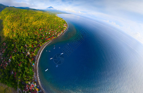 巴厘岛东北海岸线的空中全景图片