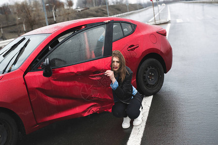 车祸发生后妇女坐在破车附近要求帮图片