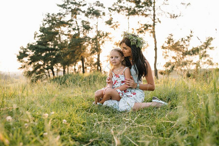 母亲和女儿在公园里玩得开心家庭生活中的幸福与和谐美丽的自然景观与家庭图片