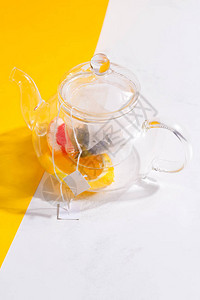 带有冷天然夏季自制水果茶饮料和柑橘片图片