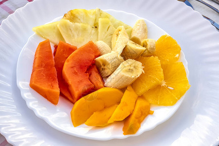 木瓜香蕉芒果菠萝和橙子放在盘子里古巴的传统早餐图片