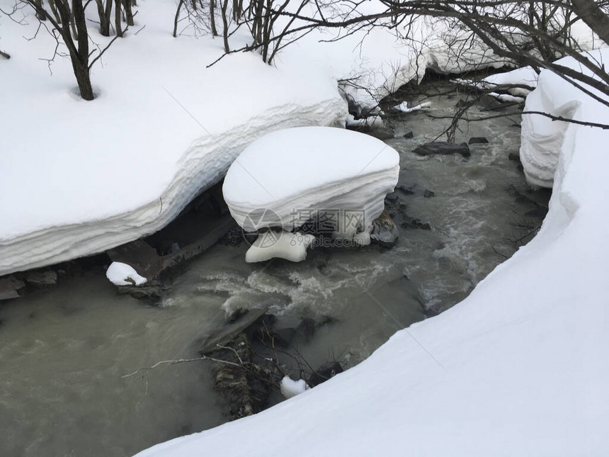 白雪皑的河岸厚的雪层图片