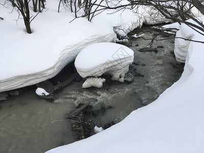 白雪皑的河岸厚的雪层高清图片