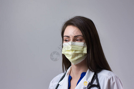 身戴灰色面罩的医务专业人员图片