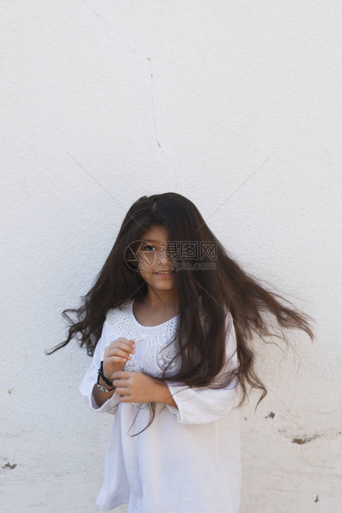 一个美丽的少女在户外的画像一个小女孩在暑假玩得开心面部表情图片
