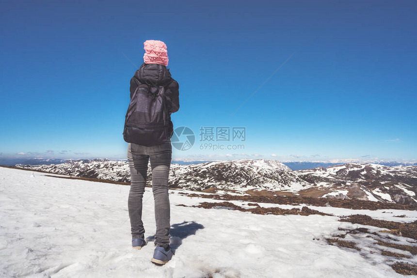 站在雪山上的一个背负图片