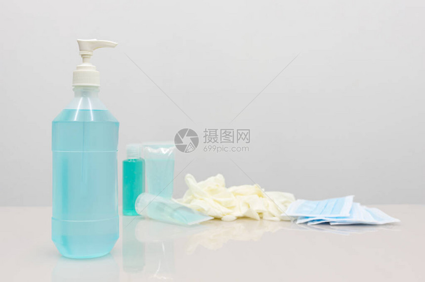 白桌上的冠状预防设备医用外科口罩洗手液和医用手套图片