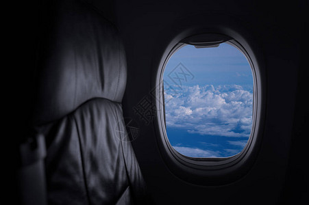 乘坐蓝色天空旅行和空中运输概念的商用飞机图片