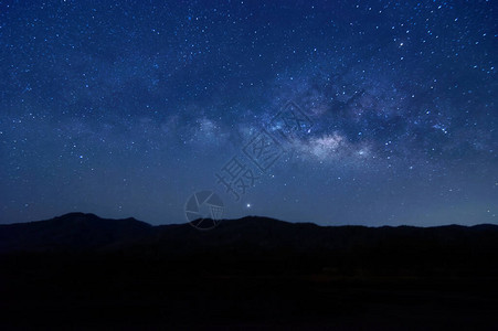 银河系在山上与宇宙中的星和太空尘埃图片