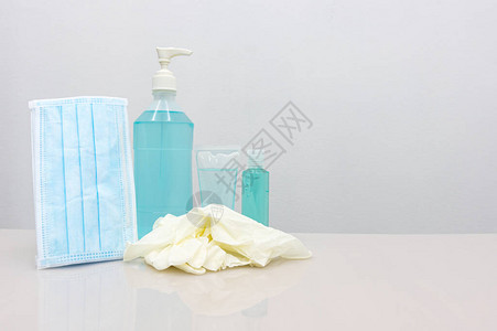 白桌上的冠状预防设备医用外科口罩洗手液和医用手套图片
