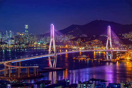 釜山港桥在晚上以不同颜色亮起于图片