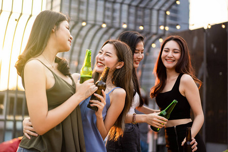 快乐的亚洲人喜欢在节日聚会图片
