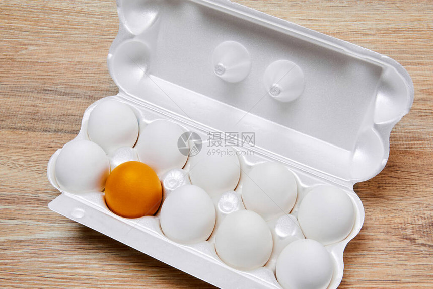 9个白蛋和1个黄金蛋被包装在一个鸡蛋箱中图片