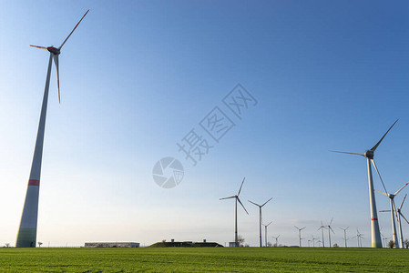 可再生性风力涡轮机用于德国西部一个田地的背景