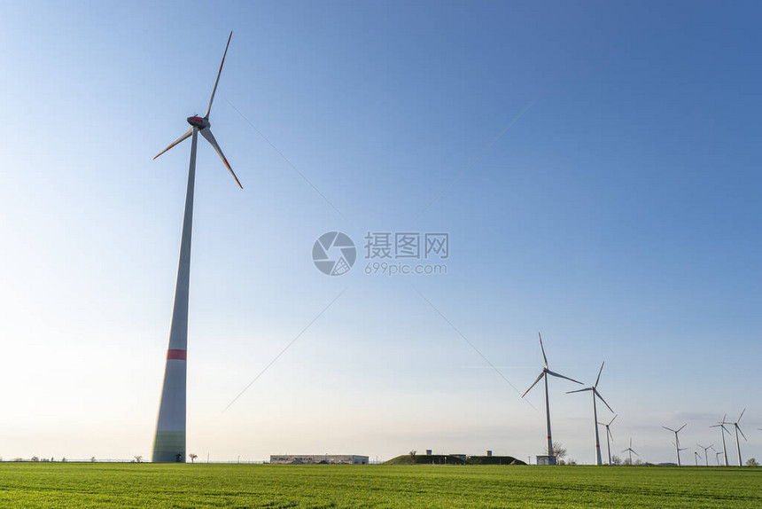 风力涡轮机用于德国西部一个田地的图片