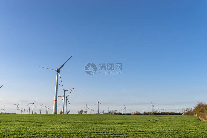 风力涡轮机用于德国西部一个田地的图片