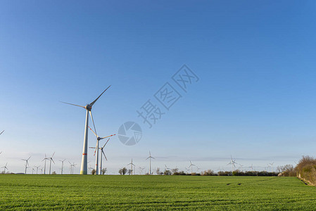 风力涡轮机用于德国西部一个田地的高清图片