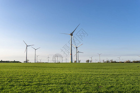 风力涡轮机用于德国西部一个田地的高清图片
