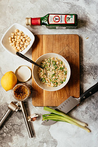 用鹰嘴豆和厨房餐桌背景柠檬做意大利面图片