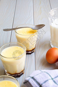 以牛奶和鸡蛋为原料的美味蛋奶冻图片
