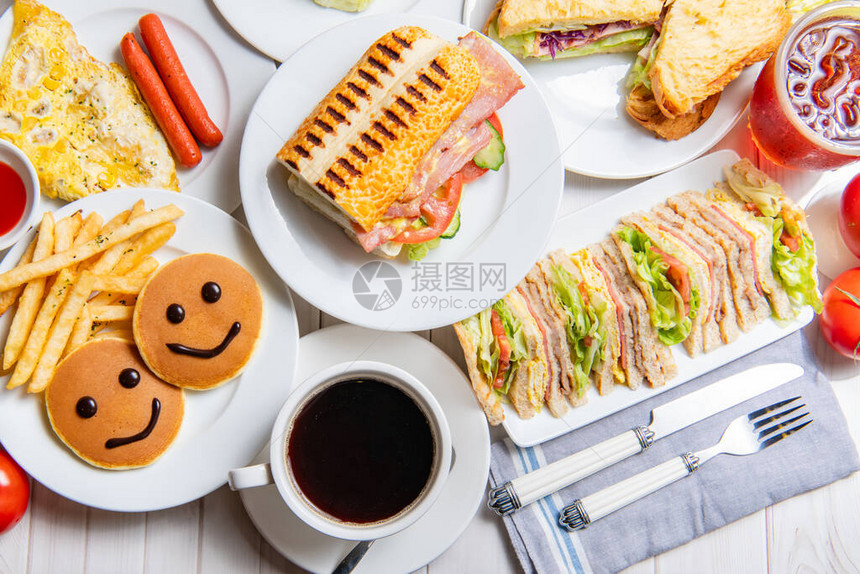 餐桌上有三明治潜艇三明治汉堡煎饼鸡蛋图片