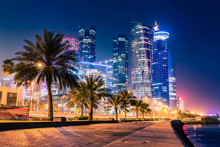 卡塔尔多哈市中心的夜景图片