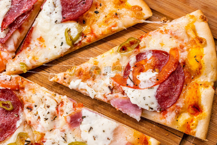 用意大利辣香肠和奶酪切片自制披萨图片