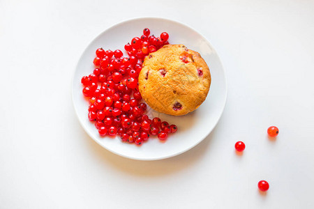 红莓蛋糕在盘子上白色背景图片